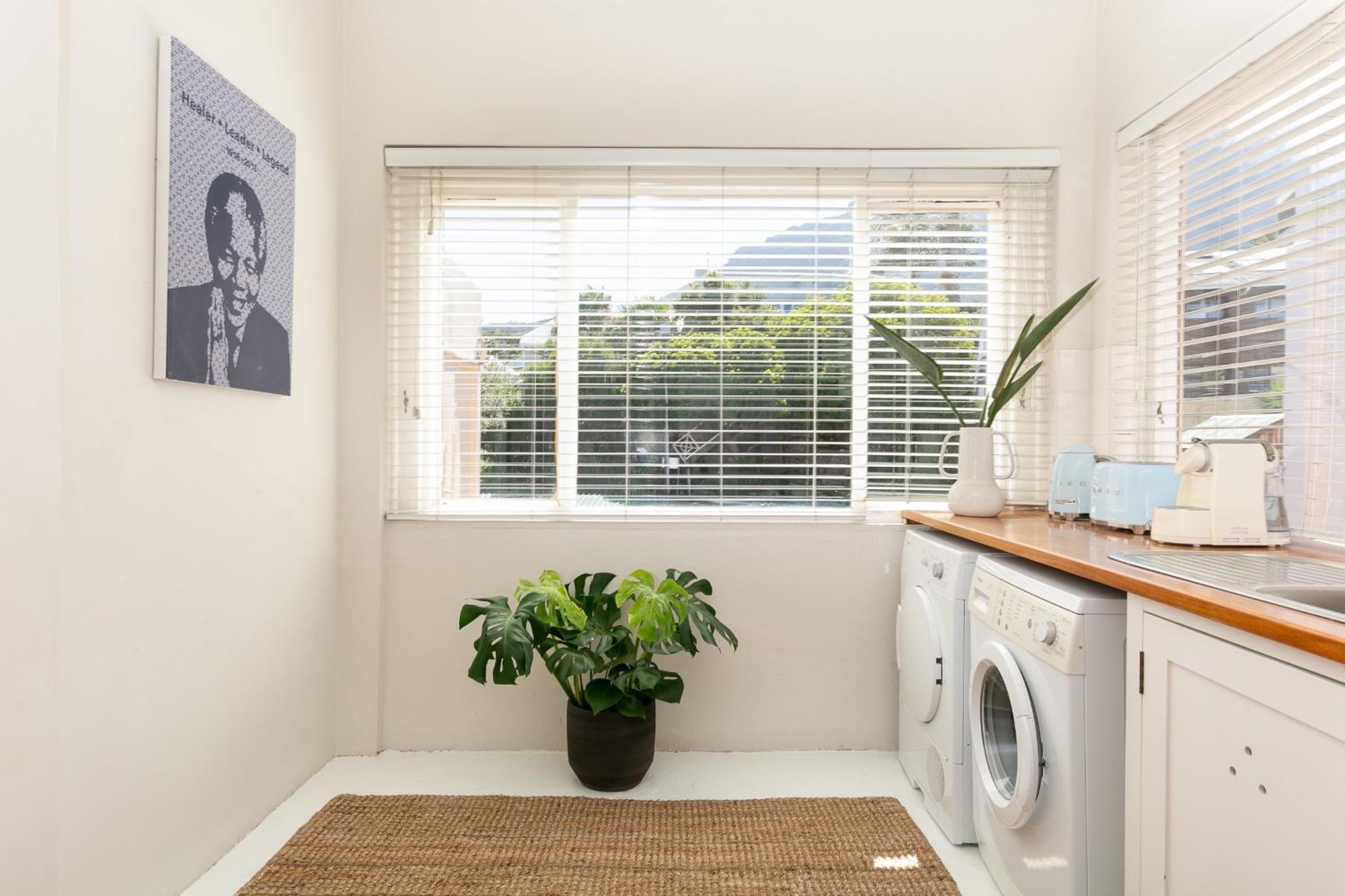 Camps Bay Village - Studios And Apartments Cape Town Ruang foto