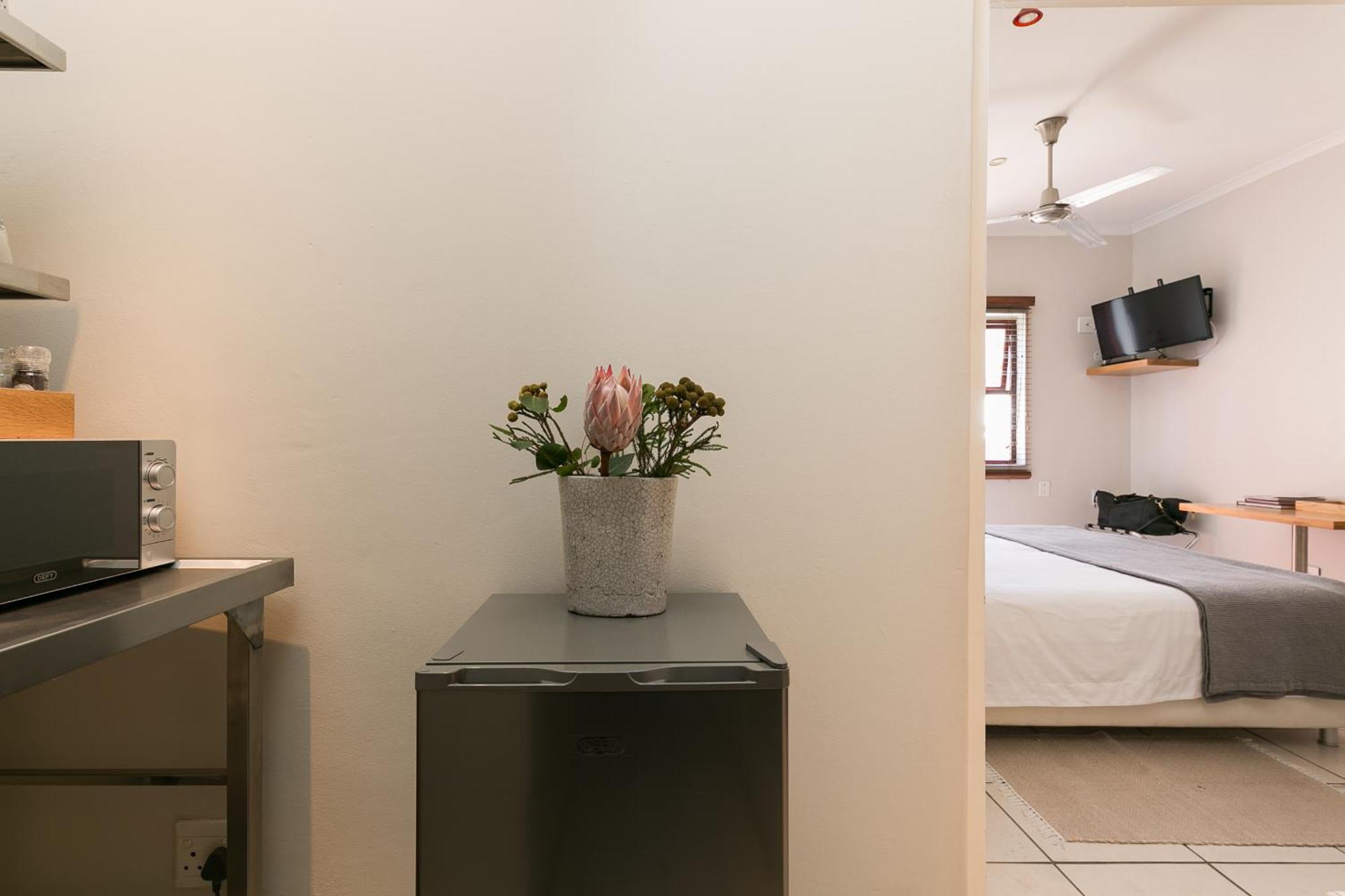 Camps Bay Village - Studios And Apartments Cape Town Bagian luar foto